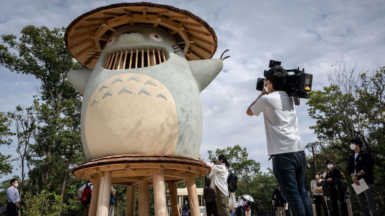 Un Totoro géant accueille les visiteurs à l'orée de la "forêt de Dondoko" dans le parc Ghibli, au Japon. [AFP - Yuichi YAMAZAKI]