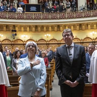 Les nouveaux conseillers fédéraux Elisabeth Baume-Schneider (PS/JU) et Albert Rösti (UDC/BE) prêtent serment le 7 décembre 2022. [Keystone - Peter Schneider]