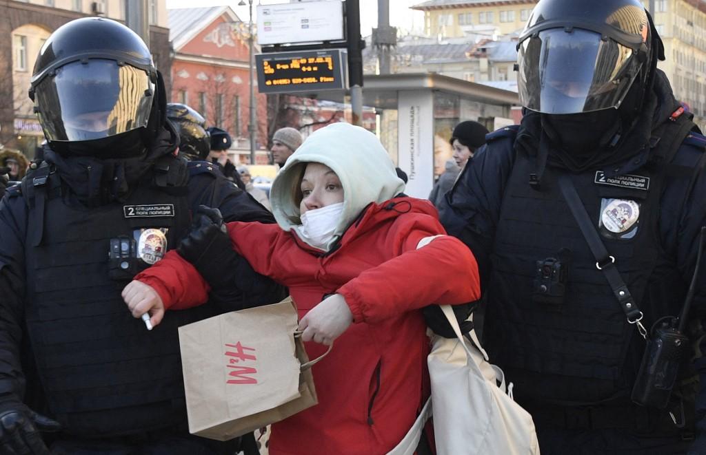 Manifestante interpellée à Moscou, 27.02.2022. [AFP - Alexander Nemenov]