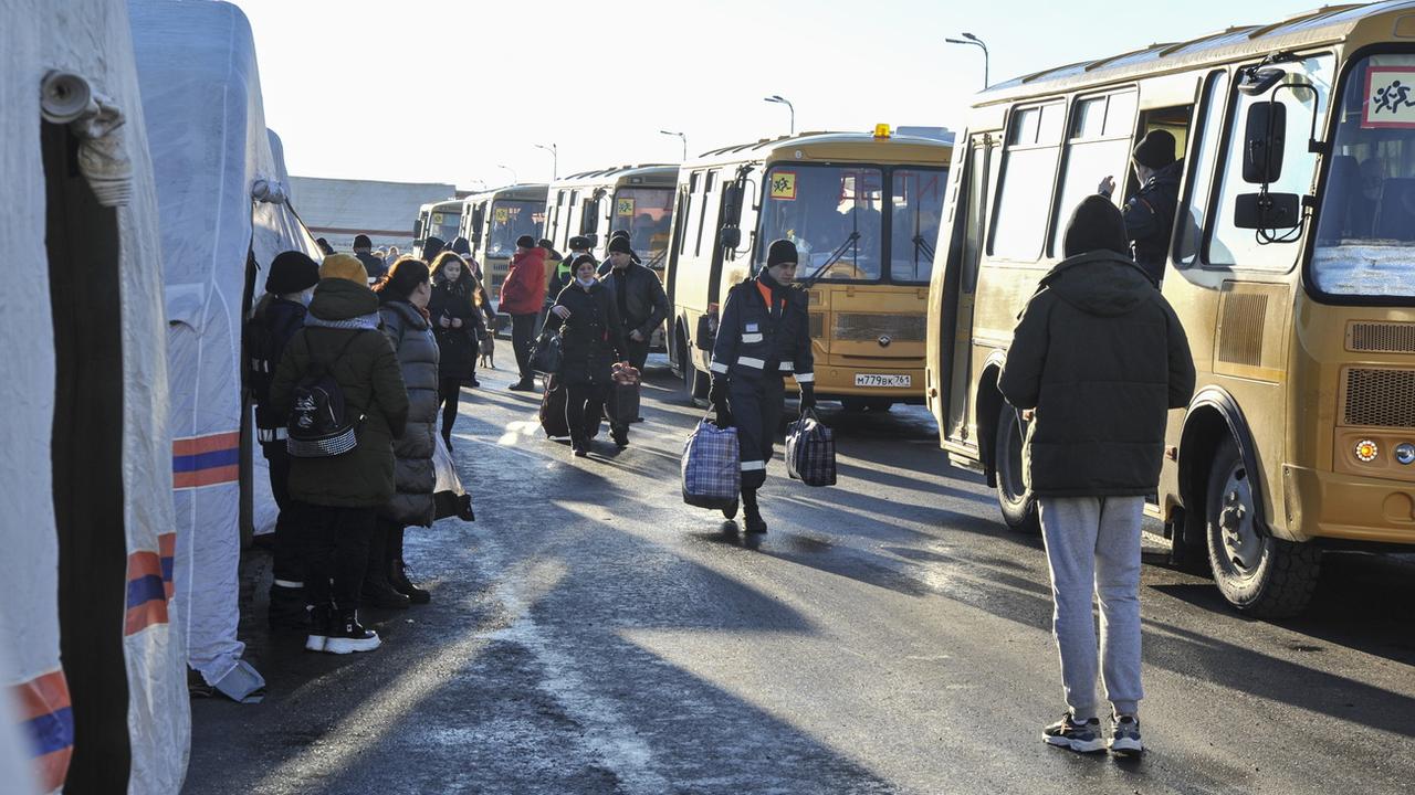 Des personnes fuient la région de Donetsk, dans l'est de l'Ukraine, samedi 19.02.2022.