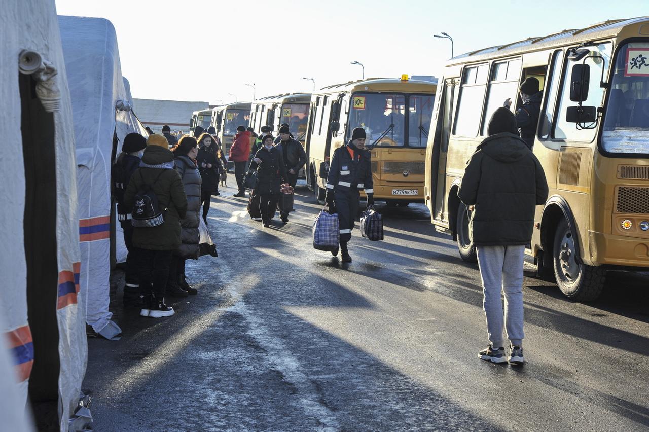 Des personnes fuient la région de Donetsk, dans l'est de l'Ukraine, samedi 19.02.2022.