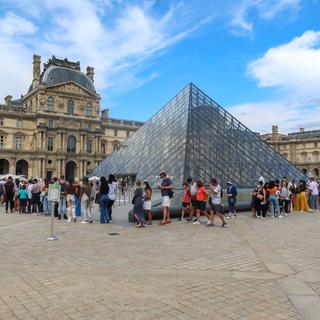 Une longue file d'attente devant l'entrée du musée du Louvre à Paris. [Hans Lucas via AFP - Nicolas Guyonnet]