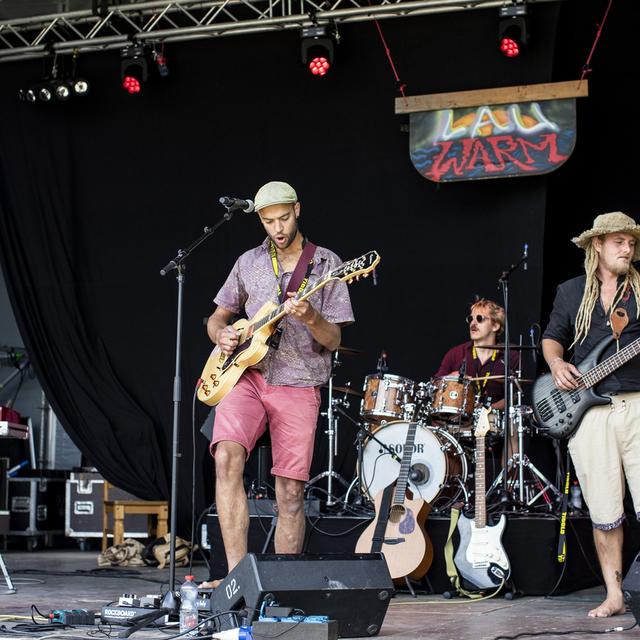 Le groupe Lauwarm à au Paleggo Festival à Edlischwil (SG). [Keystone - Alexandra Wey]