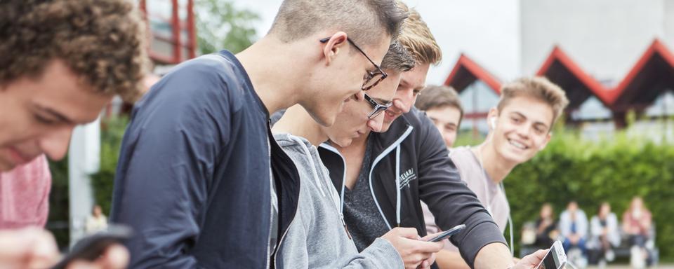 Un groupe de jeunes à Zug en 2015. [Keystone - Christof Schuerpf]