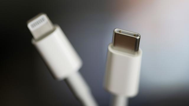 Le Parlement européen impose le chargeur unique pour smartphones de type USB-C. [Keystone - Christian Beutler]