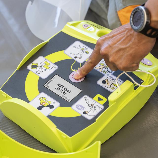 Un défibrillateur utilisé pour une démonstration à l'aéroport de Zurich en mars 2021. [Keystone - Ennio Leanza]