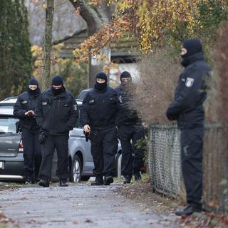 Des policiers travaillent lors d'un raid à Berlin, en Allemagne, le 07 décembre 2022, lié à la mouvance d'extrême droite des "Reichsbürger" qui a formé un groupe terroriste pour renverser le gouvernement allemand. [AFP - Abdulhamid Hosbas / Anadolu Agency]