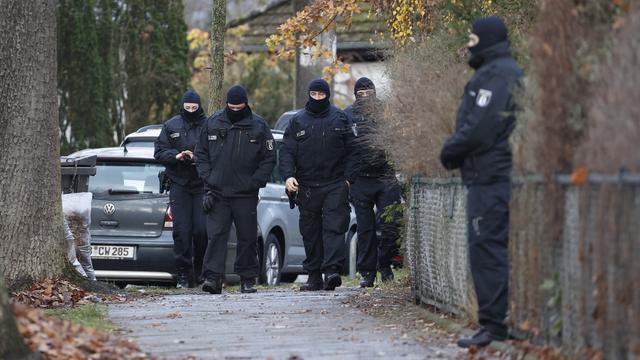 Des policiers travaillent lors d'un raid à Berlin, en Allemagne, le 07 décembre 2022, lié à la mouvance d'extrême droite des "Reichsbürger" qui a formé un groupe terroriste pour renverser le gouvernement allemand. [AFP - Abdulhamid Hosbas / Anadolu Agency]