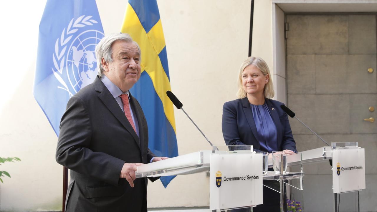 Le secrétaire général de l'ONU Antonio Guterres et la Première ministre suédoise Magdalena Andersson à la conférence de presse de présentation. [Keystone - EPA/Soren Andersson]