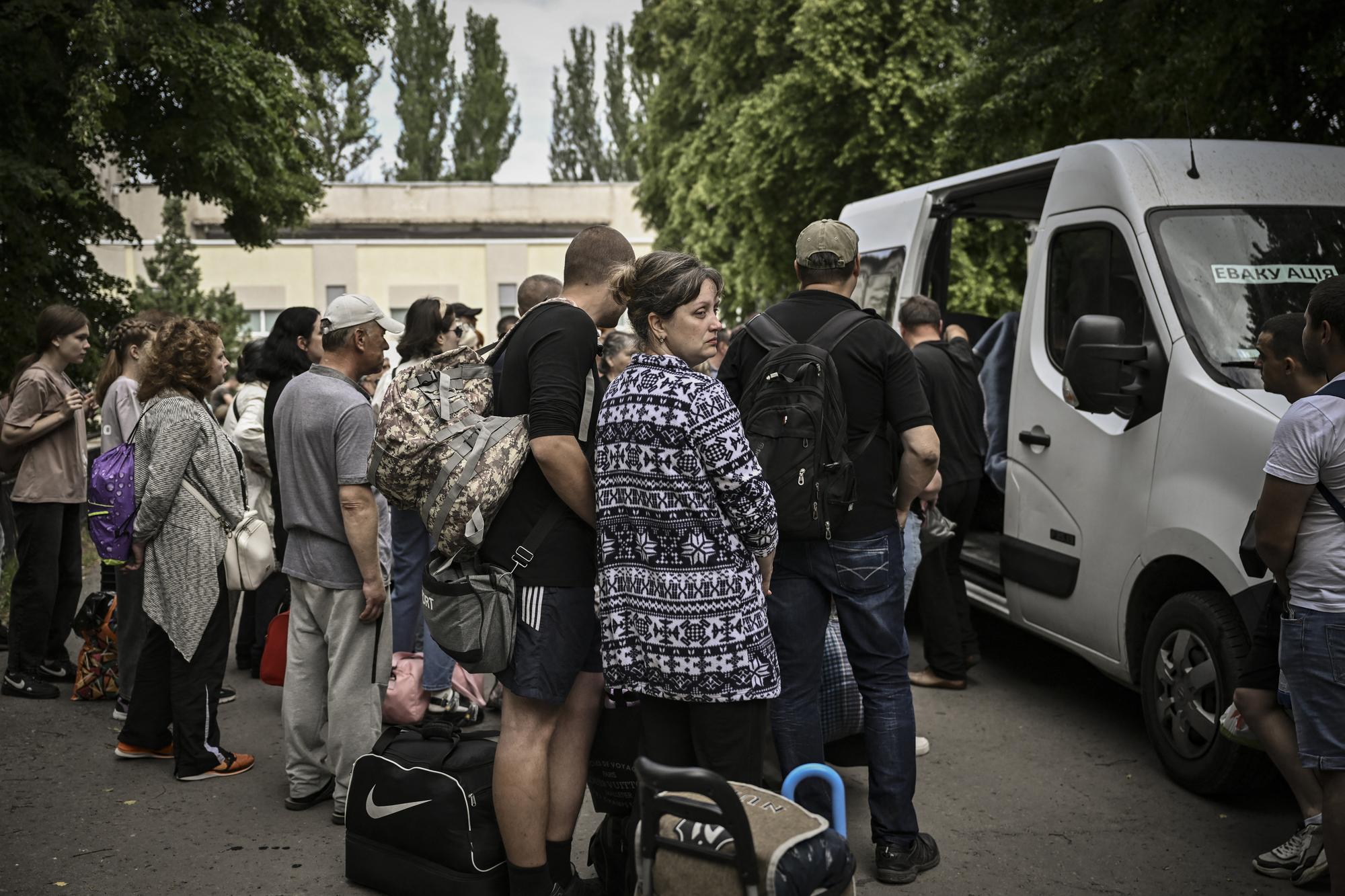 Des habitants de Sloviansk évacuent la ville, jeudi 2 juin 2022. [AFP - Aris Messinis]