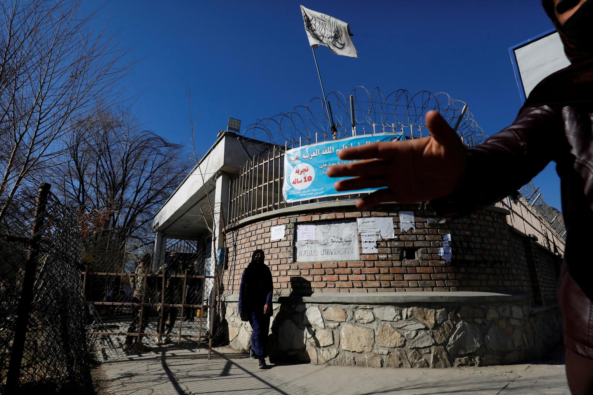 Des gardes armés restreignent l'accès à l'Université de Kaboul mercredi 21 décembre. [Reuters - Ali Khara]