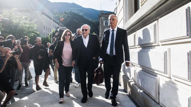 Mercredi 8 juin: l'ex-président de la FIFA Sepp Blatter arrive au Tribunal pénal fédéral de Bellinzone, où il est jugé au côté de l'ex-président de l'UEFA Michel Platini. [TI-PRESSKEYSTONE - ALESSANDRO CRINARI]