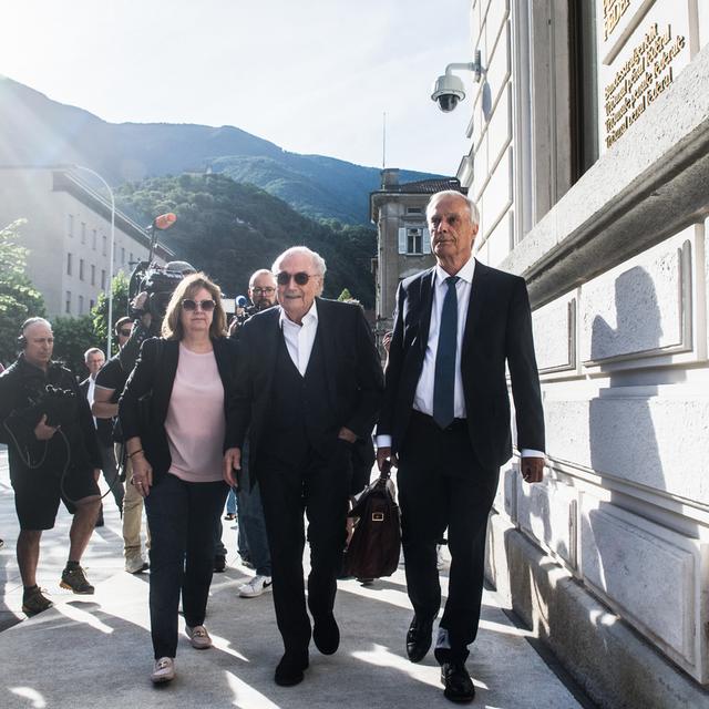 Mercredi 8 juin: l'ex-président de la FIFA Sepp Blatter arrive au Tribunal pénal fédéral de Bellinzone, où il est jugé au côté de l'ex-président de l'UEFA Michel Platini. [TI-PRESSKEYSTONE - ALESSANDRO CRINARI]