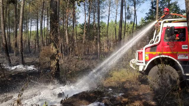 Le quatrième incendie ravageant la Gironde est désormais contenu. [Keystone - SDIS33]