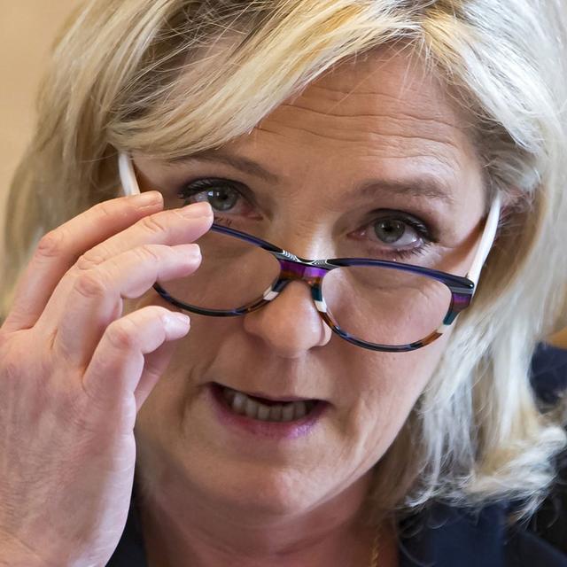 Marine Le Pen, leader du Rassemblement national (ex-FN), parti politique français d'extrême droite, lors d'une conférence de presse à l'Assemblée nationale à Paris en avril 2016. Les "Panama Papers" avaient révélé que des personnes de l'entourage de Mme Le Pen seraient impliquées dans le transfert de fonds vers des comptes offshore dans le sillage de sa campagne présidentielle de 2012. "Panama Papers" est le nom attribué à la fuite de plus de 11,5 millions de documents confidentiels issus du cabinet d'avocats panaméen Mossack Fonseca. [EPA / Keystone - Ian Langsdon]