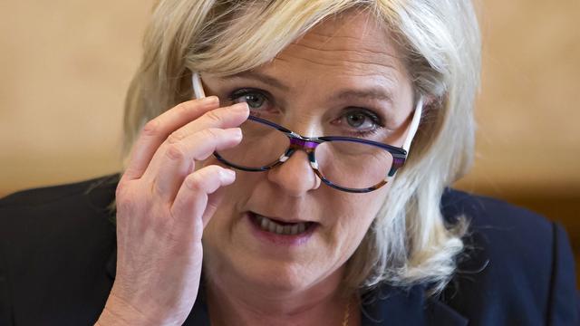 Marine Le Pen, leader du Rassemblement national (ex-FN), parti politique français d'extrême droite, lors d'une conférence de presse à l'Assemblée nationale à Paris en avril 2016. Les "Panama Papers" avaient révélé que des personnes de l'entourage de Mme Le Pen seraient impliquées dans le transfert de fonds vers des comptes offshore dans le sillage de sa campagne présidentielle de 2012. "Panama Papers" est le nom attribué à la fuite de plus de 11,5 millions de documents confidentiels issus du cabinet d'avocats panaméen Mossack Fonseca. [EPA / Keystone - Ian Langsdon]