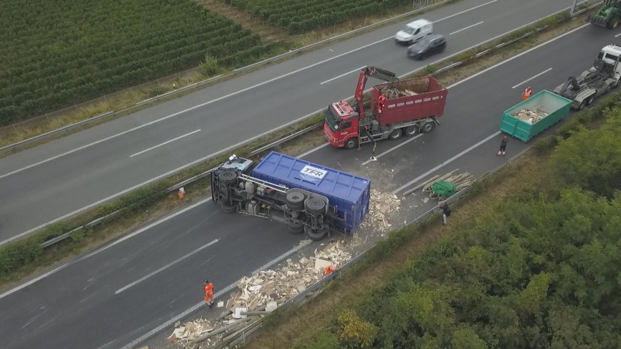 La chaussée de l'autoroute A9 en direction du Valais a été fermée à partir de 9h environ le 15 août 2022. [RTS]