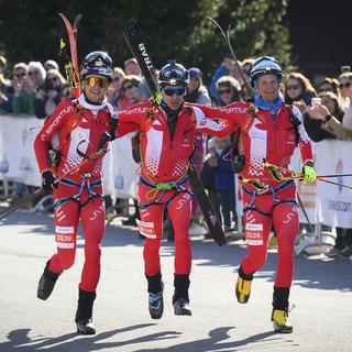 Les Suisses Rémi Bonnet, Martin Anthamatten et Werner Marti célèbrent leur victoire dans cette PdG 2022. [Anthony Anex]