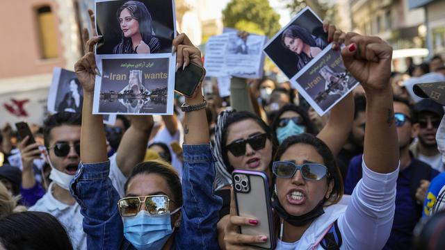 Des femmes manifestant devant le Consulat d'Iran à Istanbul. . [Keystone - Francisco Seco]