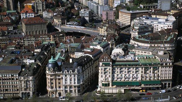 Le rassemblement s'est tenu devant le bâtiment du Département des finances et de l'agriculture (DFA), à côté de l'Hôtel de la Paix au centre-ville. [Keystone - Gaetan Bally]