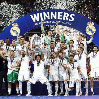 Les joueurs du Real Madrid soulèvent le 14e trophée européen du club. [Yoan Valat]