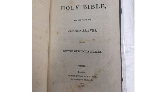 L'exemplaire de la Bible des esclaves de l'Université de Glasgow. [Twitter]