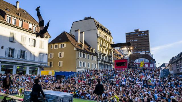 Les artistes de la compagnie "La Contrebande" lors d'une représentation de leur spectacle sur la scène du "Marche Est", le mardi 2 août 2022. [Keystone - Jean-Christophe Bott]