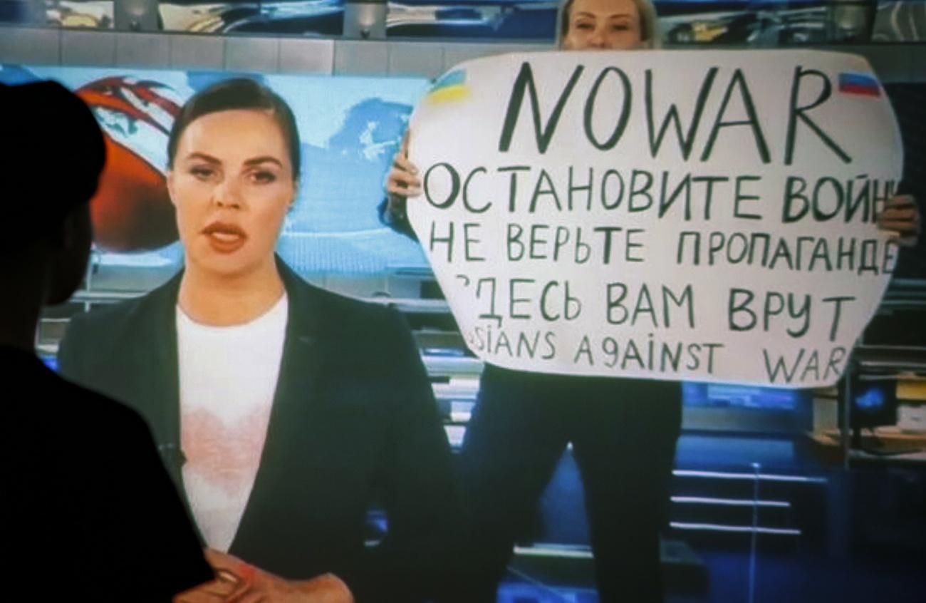 Marina Ovsiannikova a fait irruption sur le plateau du principal journal télévisé de Russie, avec une pancarte anti-guerre dans les mains. [Keystone - DSK]