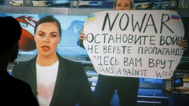 Marina Ovsiannikova a fait irruption sur le plateau du principal journal télévisé de Russie, avec une pancarte anti-guerre dans les mains. [Keystone - DSK]