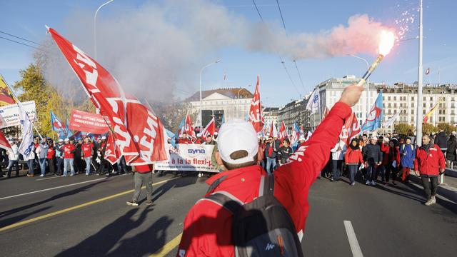 Manifesation des ouvriers du bâtiment sur le Pont du Mont-Blanc à Genève le 7 novembre 2022. [Keystone - Salvatore Di Nolfi]