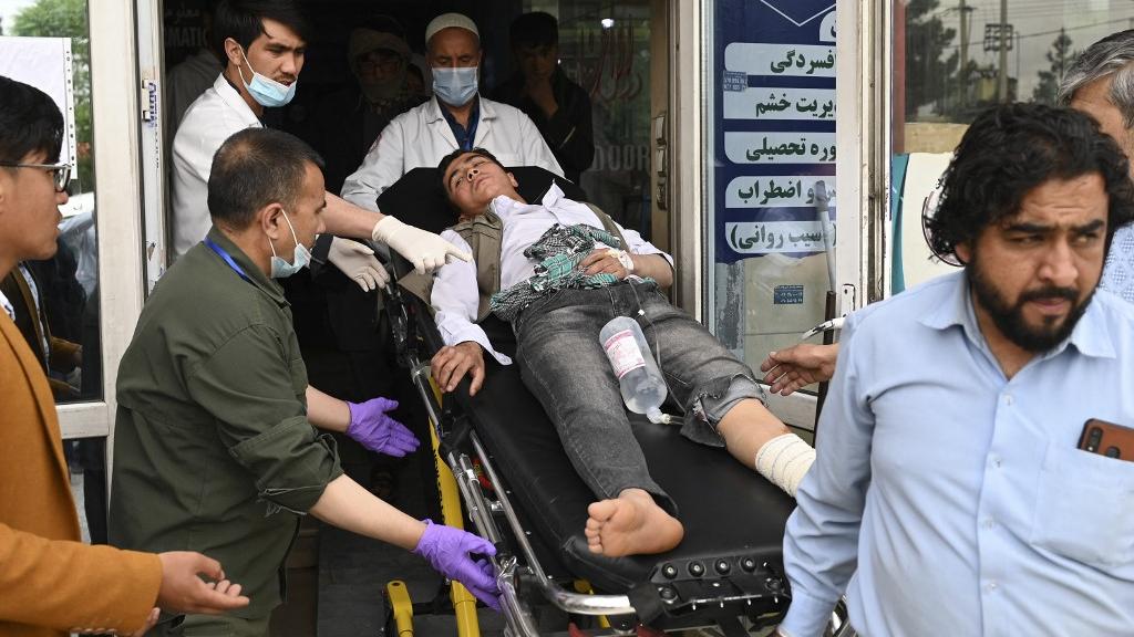 Un blessé évacué après l'attentat contre une école à Kaboul, 19.04.2022. [AFP - Wakil Kohsar]