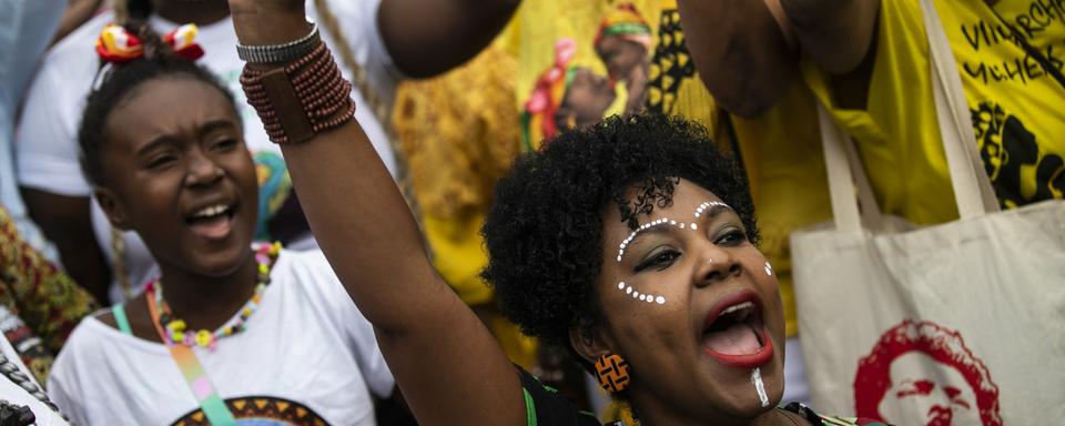 Une manifestation de femmes noires contre le racisme et les inégalités sociales à Rio de Janeiro, le 31 juillet 2022. [AP/Keystone - Bruna Prado]