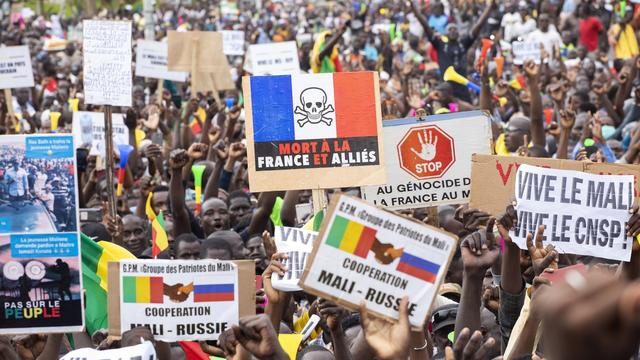 Des pancartes anti-France à Bamako en août 2020. [EPA/Keystone - H. Diakite]