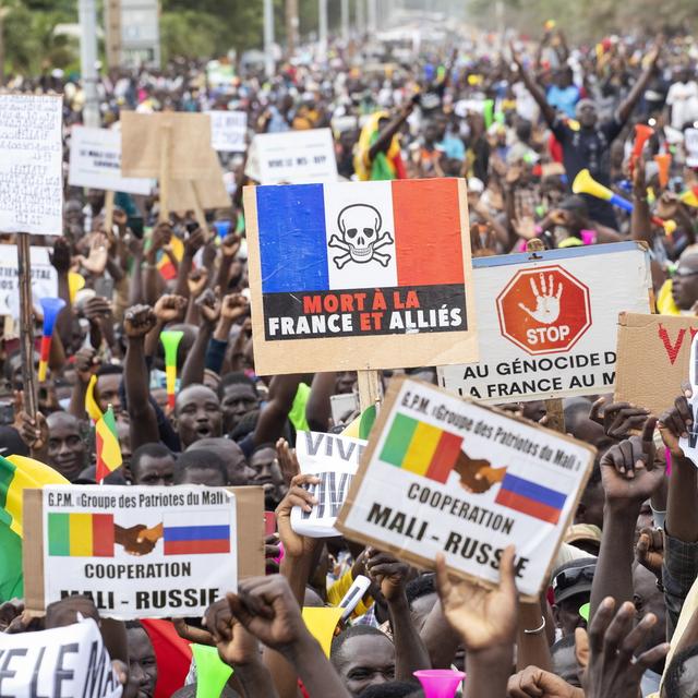 Des pancartes anti-France à Bamako en août 2020. [EPA/Keystone - H. Diakite]