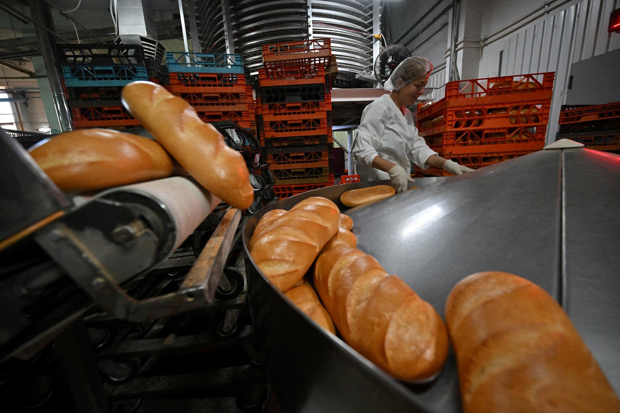 Dans l'usine de Tsar-khlib, la production de pain continue. [AFP - Sergei Supinsky]