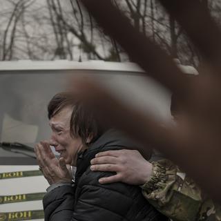 Une femme évacuée d'Irpin, dans la banlieue de Kiev, le 26 mars 2022. [AP/Keystone - Vadim Ghirda]