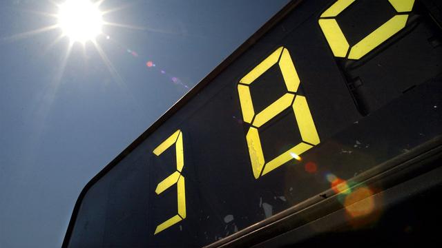 Un thermomètre numérique affichant 38 degrés, photographié sous le soleil le mardi 15 juillet 2003 à Gland, Vaud. [Keystone - Laurent Gillieron]