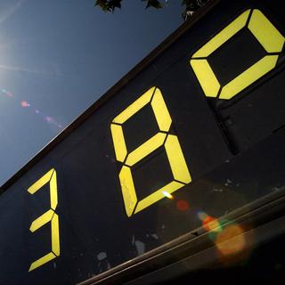 Un thermomètre numérique affichant 38 degrés, photographié sous le soleil le mardi 15 juillet 2003 à Gland, Vaud. [Keystone - Laurent Gillieron]