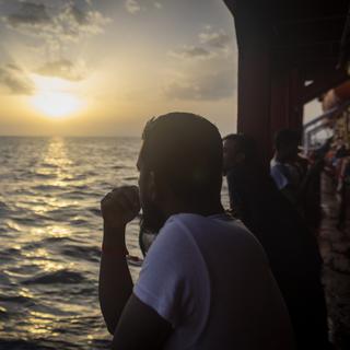 Environ 460 migrants sauvés par SOS Méditerranée sont toujours bloqués depuis plus d'une semaine en mer. [AP/Keystone - Jeremias Gonzalez]