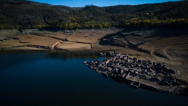 L'ancien village de Vilar, submergé en 1954 après la construction d'un barrage aux abords du fleuve Zêzere à Pampilhosa da Serra, au centre du Portugal, est réapparu ces derniers jours en raison de la sécheresse. [AFP - Carlos Costa]