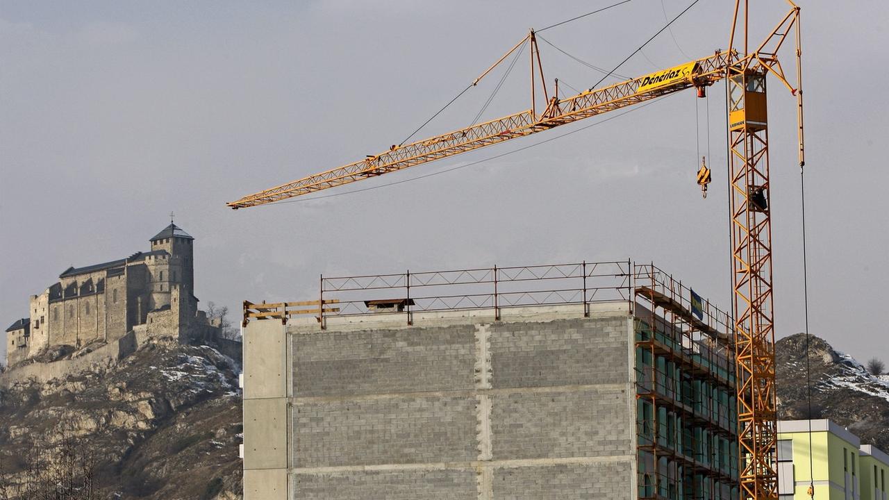 Un bâtiment en construction à Sion en janvier 2008. [Keystone - Jean-Christophe Bott]
