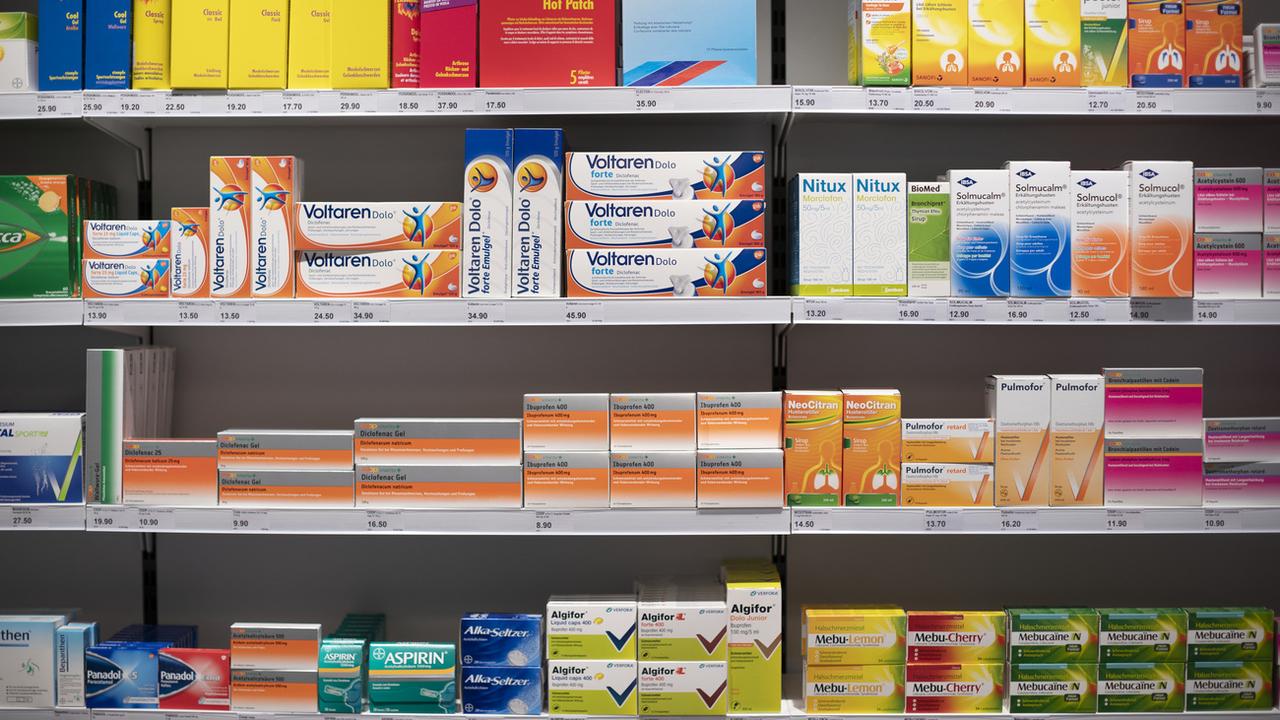 Des produits alignés sur une étagère d'une pharmacie en Suisse. [Keystone - Gaetan Bally]