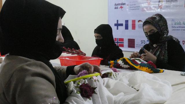 Atelier de broderie dans un institut soutenu par des ONG à Herat, en Afghanistan, 22.12.2022. [AFP - Mohsen Karimi]