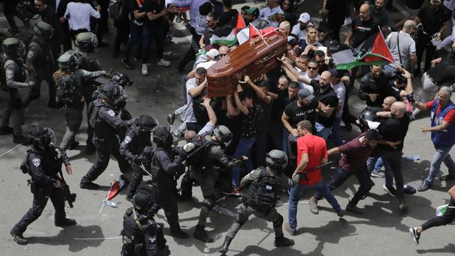 La charge de la police israélienne lors des obsèques de Shireen Abu Akleh à Jérusalem-Est, 13.05.2022. [AP/Keystone - Maya Levin]