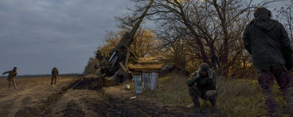 Des militaires ukrainiens tirent avec un canon sur leur position dans la région de Kherson, en Ukraine, le 9 novembre 2022 [Keystone]