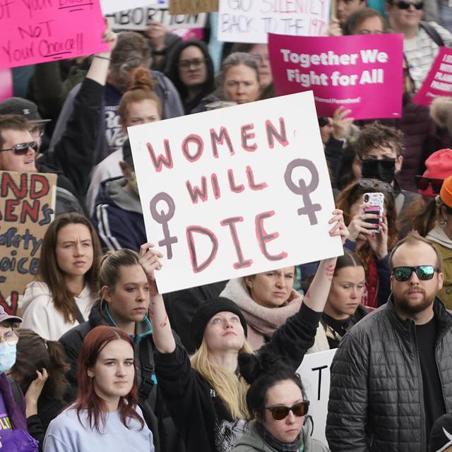 Des milliers de manifestants pro-avortement dans les rues des Etats-Unis. [Keystone - Rick Bowmer]