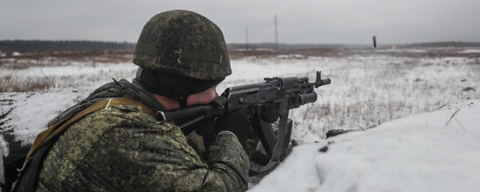 Un soldat russe durant un entraînement au combat au Centre d'entraînement de l'École supérieure de commandement interarmées de Moscou. [EPA/Keystone - Yuri Kochetkov]