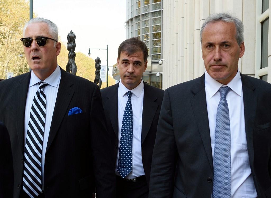 Alejandro Burzaco, entouré de ses deux avocats, à la sortie d'un tribunal de Brooklyn. [AFP - Don Emmert]