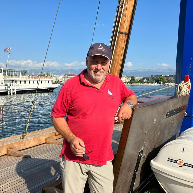 Patrick Zbinden sur la barque Neptune. [RTS - Tristan Miquel]