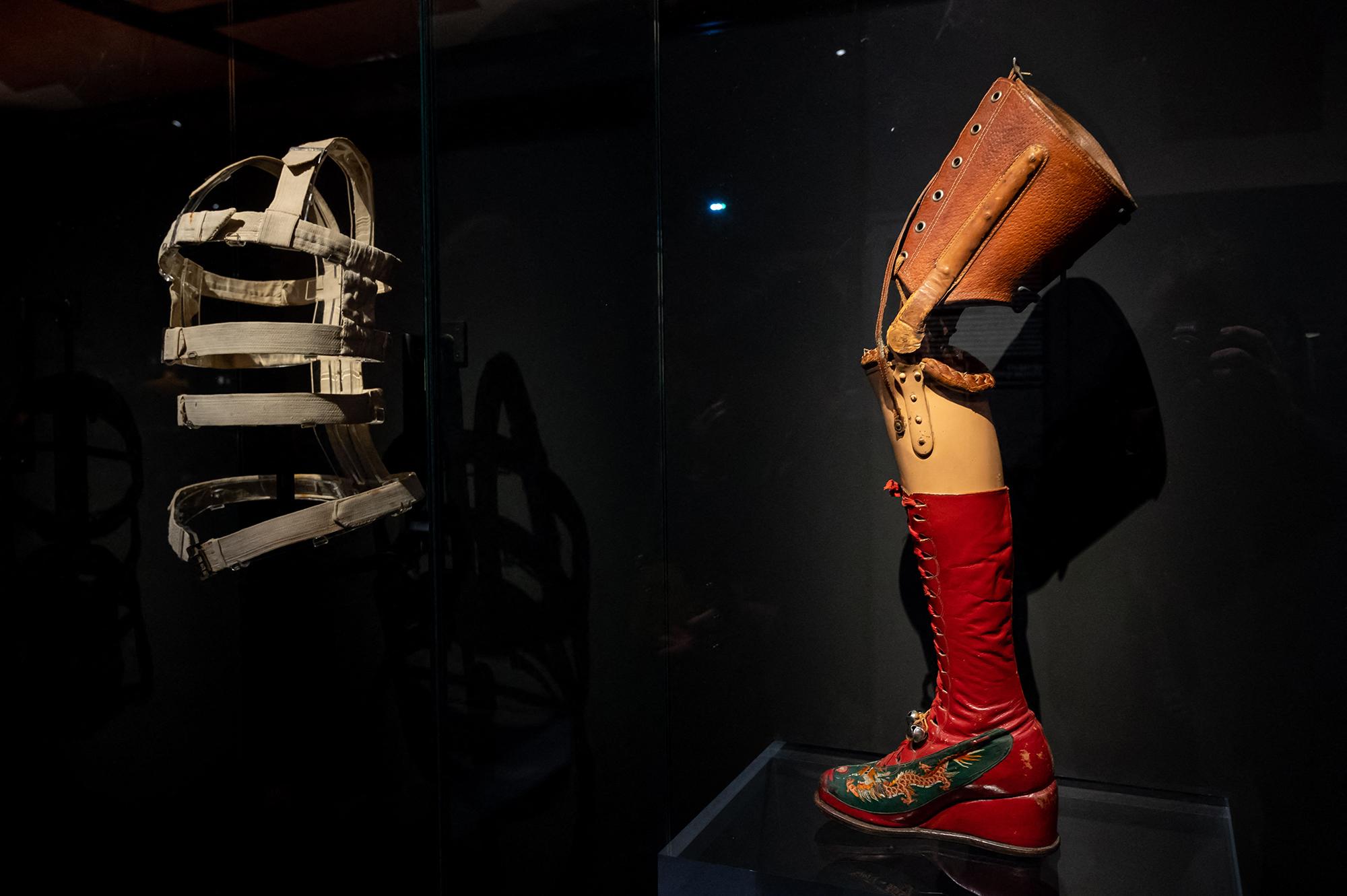 Une photo d'un corset et d'une prothèse de l'exposition "Frida Kahlo, au-delà des apparences" à Paris. [AFP - Riccardo Milani / Hans Lucas]